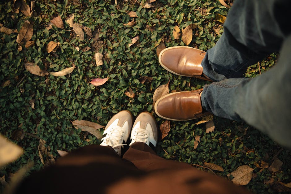 Casual footwear on leafy ground, capturing an autumn vibe in São Paulo, Brazil.